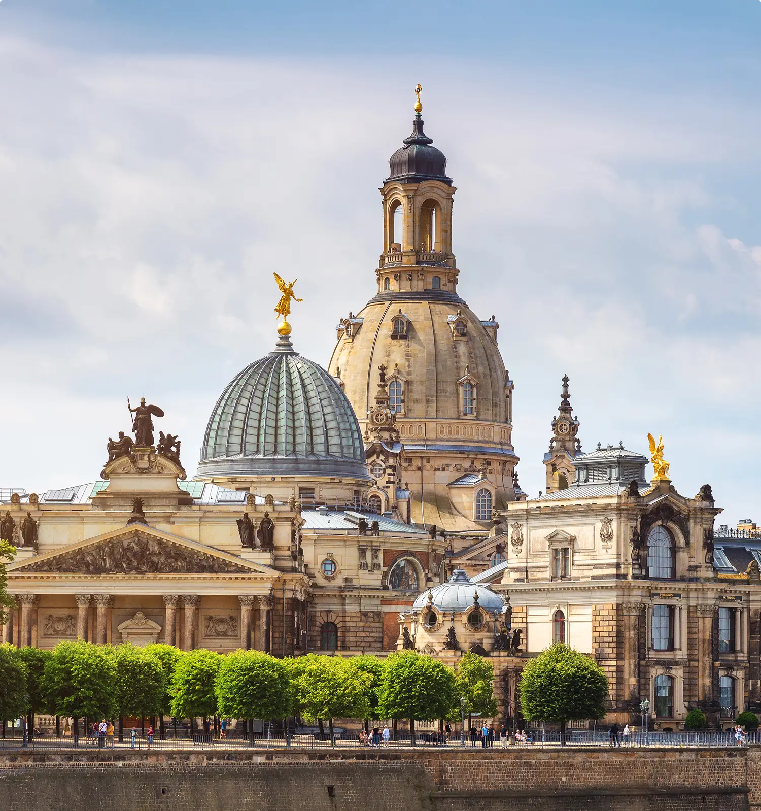 Barocke Silhouette der Dresdner Altstadt mit der Frauenkirche, der Akademie der Bildenden Künste und weiteren historischen Monumenten entlang des Elbufers bei Tageslicht.